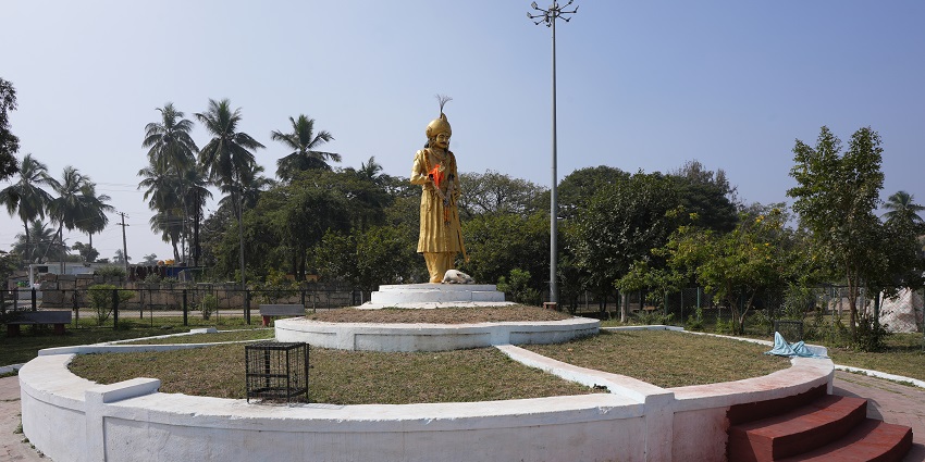 Statue of Sri Krishnadevaraya in the beautiful village of Anegundi, a place to visit near Hampi .