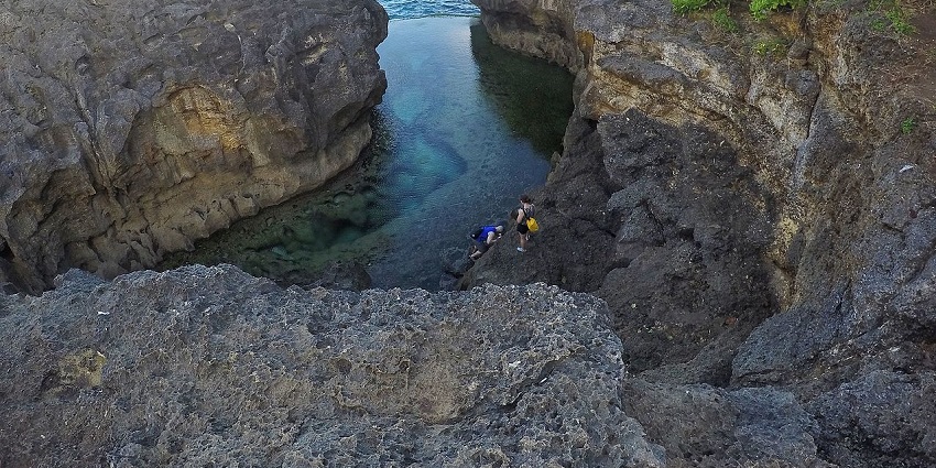 Angel's Billabong, places to visit in Nusa Penida, with a natural rock pool and crystal-clear waters.
