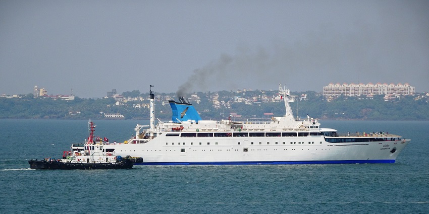 India’s first luxury cruise party in Mumbai with unique onboard experiences and destinations.