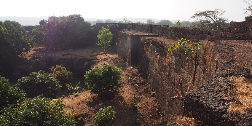Scenic forts in Ratnagiri offering panoramic views of surrounding hills.