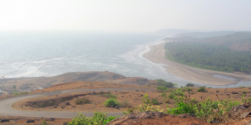 A serene beach in Dapoli tourist places, perfect for relaxation, birdwatching, and sunsets