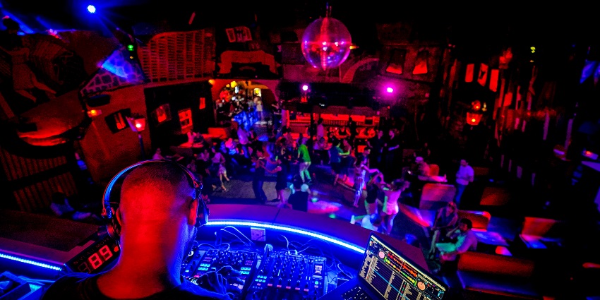 Enjoy beachfront vibes and a vibrant Ozran beach party at Antares Beach Club.