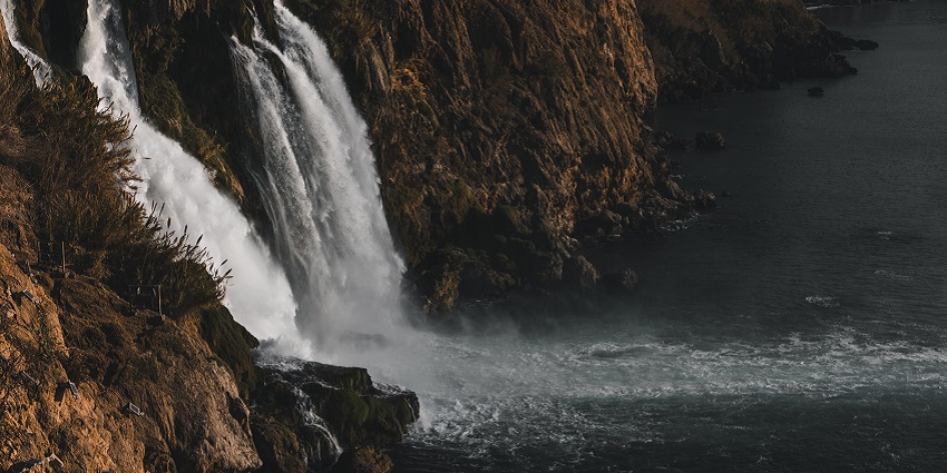 An astonishing vista of Anthiyur Lake Waterfalls, one of the serene Erode waterfalls.