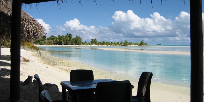 Popular beachfront bar featuring drinks, music, and laid-back atmosphere.
