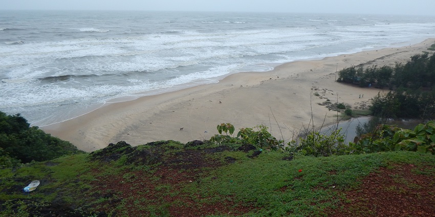 Apsarakonda Beach, is one of the best places to visit in Honnavar with serene sands.