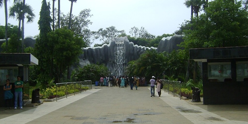 Expansive zoo showcasing diverse species in natural habitats for travellers to visit.