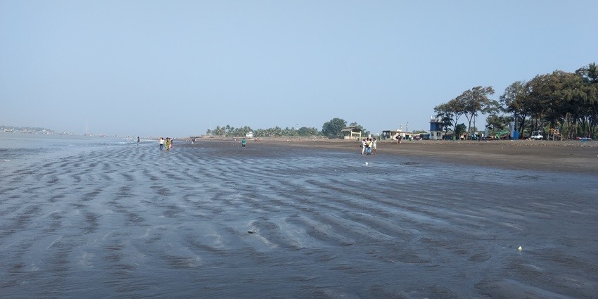 Arnala Beach offers couples soft sands, gentle waves, and a tranquil escape.