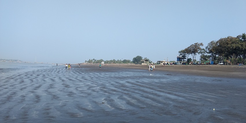 View of Arnala Beach, a popular place near Takmak Fort for travellers