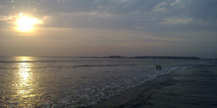 A stunning sunset view of Arnala Beach and is one of the famous beaches in Vasai.