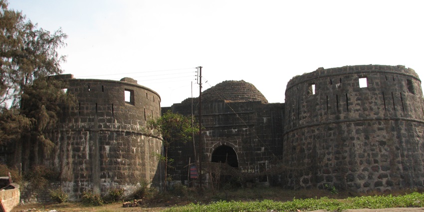 A sea fort with massive stone walls and bastions, surrounded by the Arabian Sea, one of the best places to visit near Borivali.