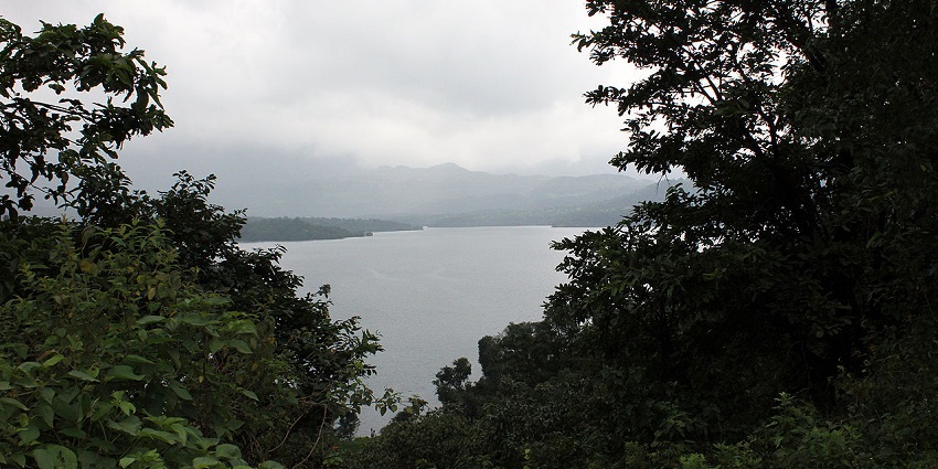 Scenic Arthur Lake near Bhandardara offers stunning views and peaceful walks for families.