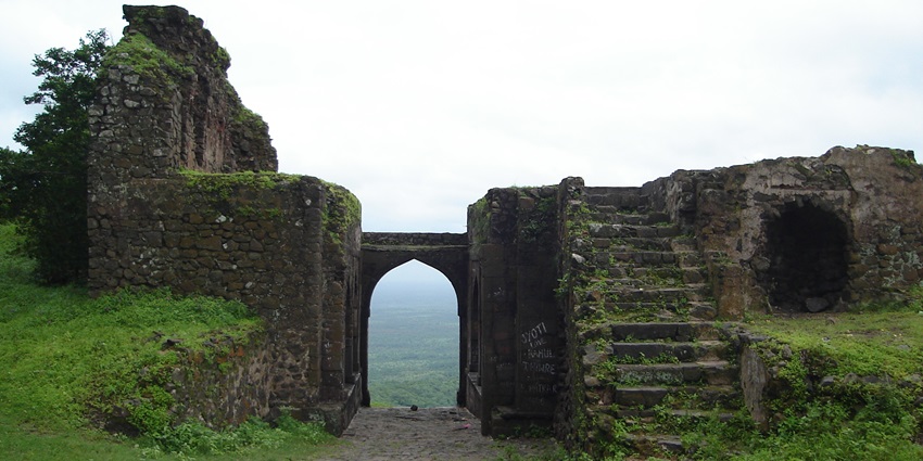 A picture of the ruins of a scenic fort, which is one of the best places to visit in Burhanpur