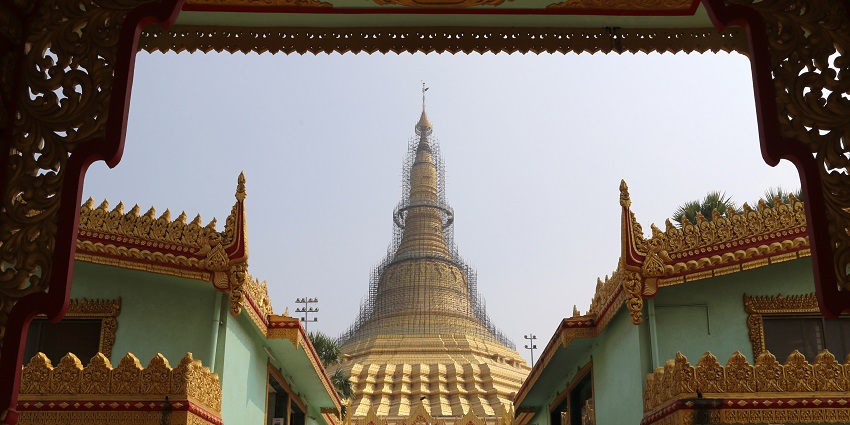 A picture of the tall pagoda at a temple in Mumbai