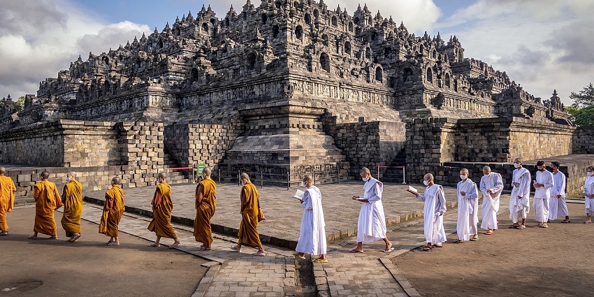 A picture of people learning and engaging in cultural workshops near the Borobudur Temple