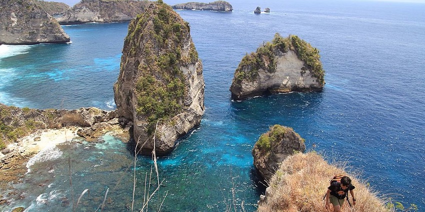 Atuh Beach, places to visit in Nusa Penida, with rugged cliffs, white sand, and crystal-clear waters.