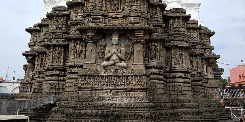 Aundha Nagnath Temple is an old and popular Shiva temple in Maharashtra with intricate designs