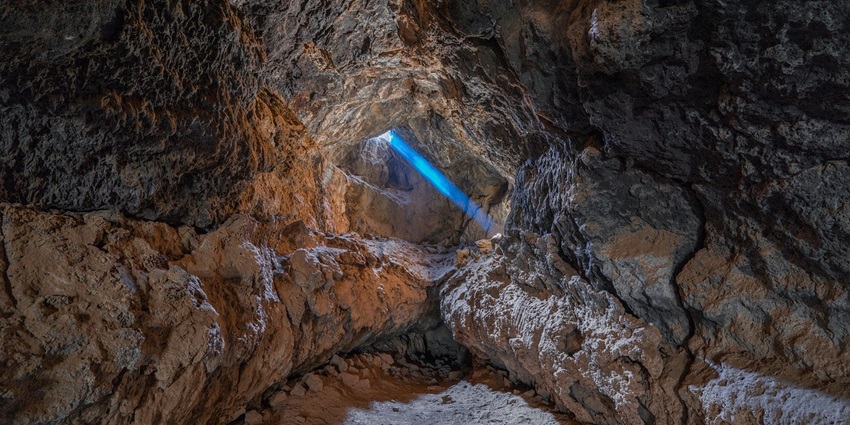 The image shows one of the Aurangabad Caves featuring ancient rock-cut Buddhist shrines.