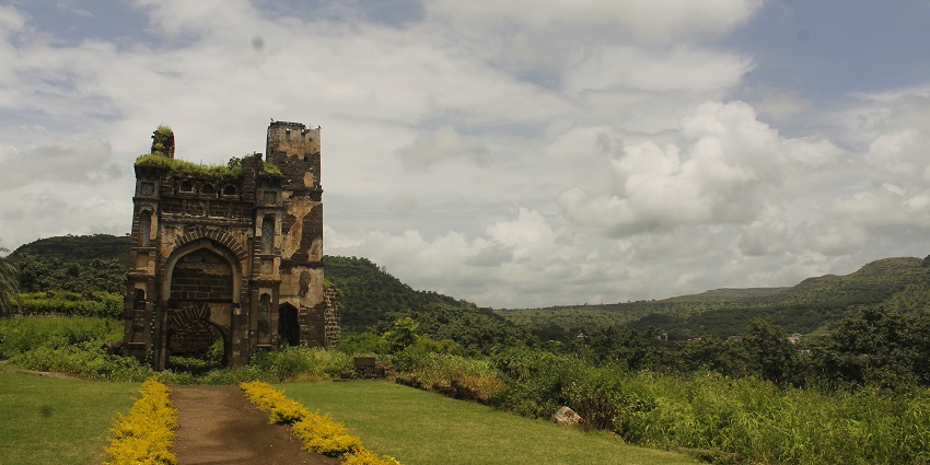 Aurangabad showcasing the Daulatabad Fort.