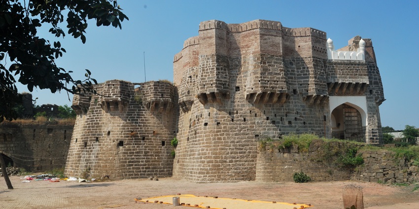 A view of Ausa Fort, a popular place near Kharosa caves, showcasing ancient architecture.