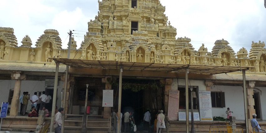 A spectacular view of Avadi Sarabeswarar temple.
