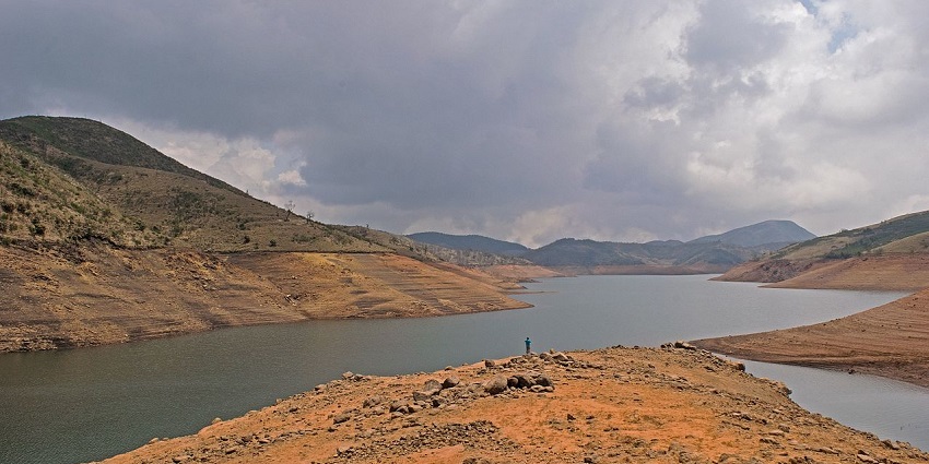 An image of a picturesque lake surrounded by forests, great for trekking and camping.