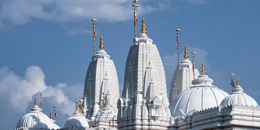A view of the BAPS Swaminarayan Mandir, one of the top South Indian temples in Mumbai.