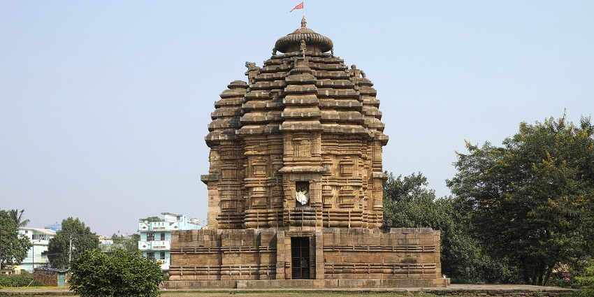A glimpse of the Baba Makaradhwaj Temple, one of the top Deogarh temples in Odisha.