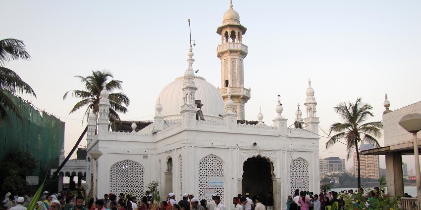 Places to visit in Kurla feature Baba Siddique Dargah with stunning architecture.