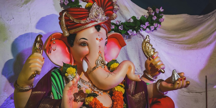 An image of the Bada Ganpati Temple showcasing the huge idol near Crescent Water Park Indore.