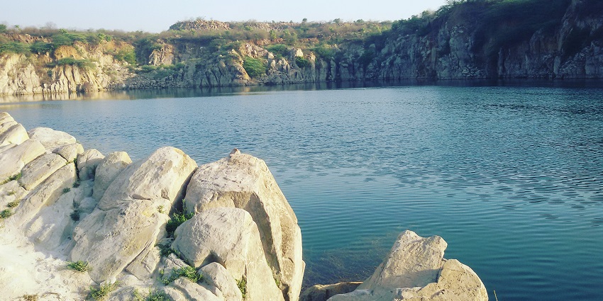Badkhal Lake is one of the famous places to visit near Gurgaon, located in Faridabad.