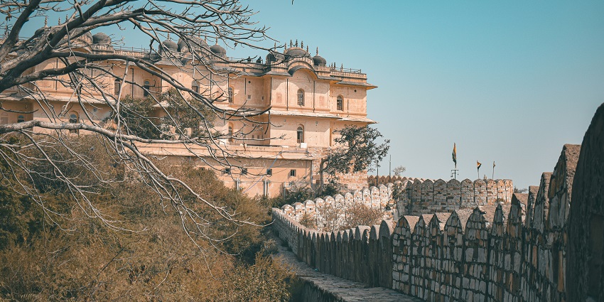Badshahpur Fort is a historical fort perfect to explore besides Farrukhnagar Fort.