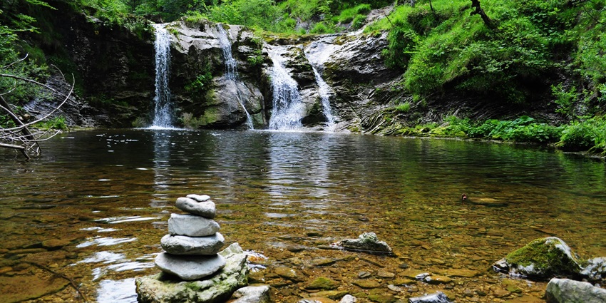 An image of Baikunth Chhath Waterfall cascading through lush forest surroundings