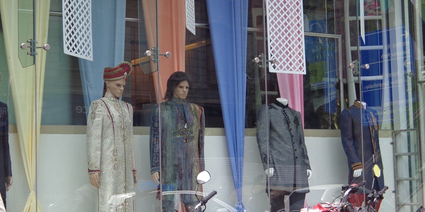 Bajirao Road, a shopping place in Pune, has multiple showrooms and shopping places
