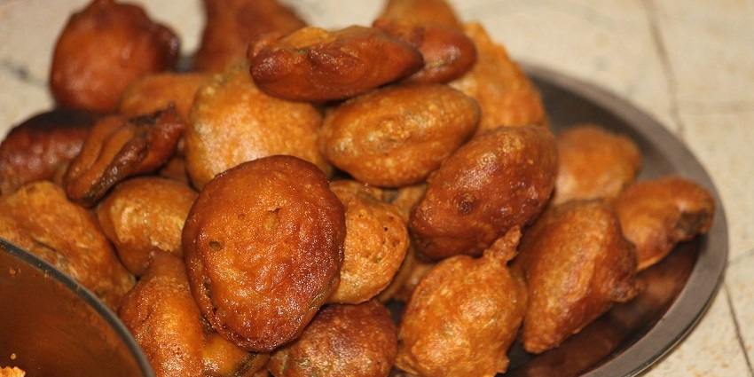 Deep-fried fritters made from vegetables coated in gram flour batter