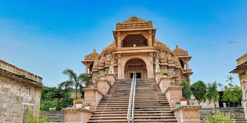 The Ballaleshwar Temple is one of the best places to visit in Panvel for spiritual souls.
