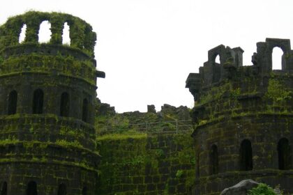 Ballarpur Fort features historic 15th-century architecture, rich cultural heritage.