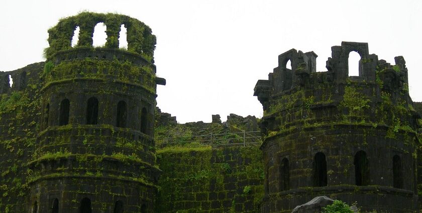 Ballarpur Fort features historic 15th-century architecture, rich cultural heritage.