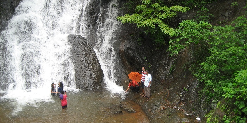 Bamanbudo Waterfall is a seasonal waterfall, attracting visitors due to its scenic beauty.