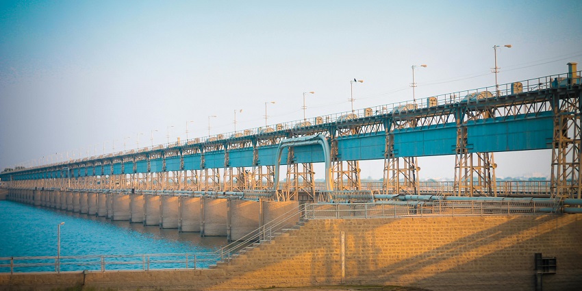 An image of Bamera Dam near the park with calm water and clear skies.