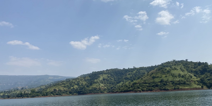 Bamnoli Lake amidst greenery, a must-visit place near Sagareshwar Wildlife Sanctuary.
