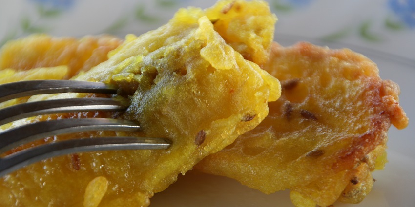 Crispy deep-fried banana fritters, a popular street snack.