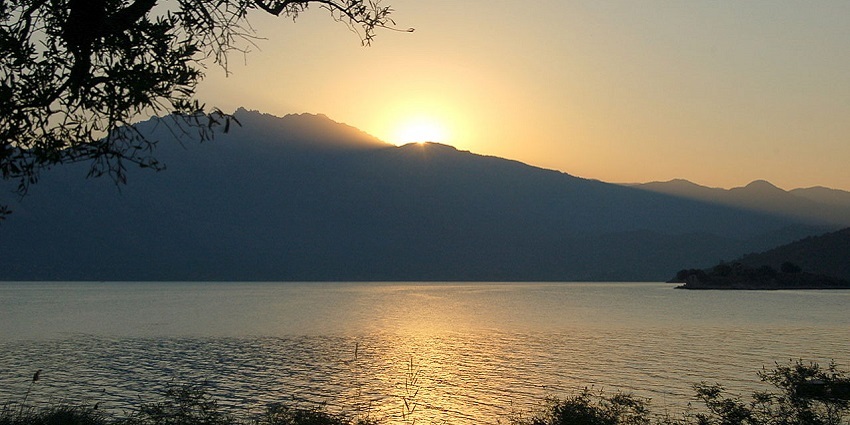 Banathagere Lake offers tranquil waters, and lush greenery, perfect for relaxation.