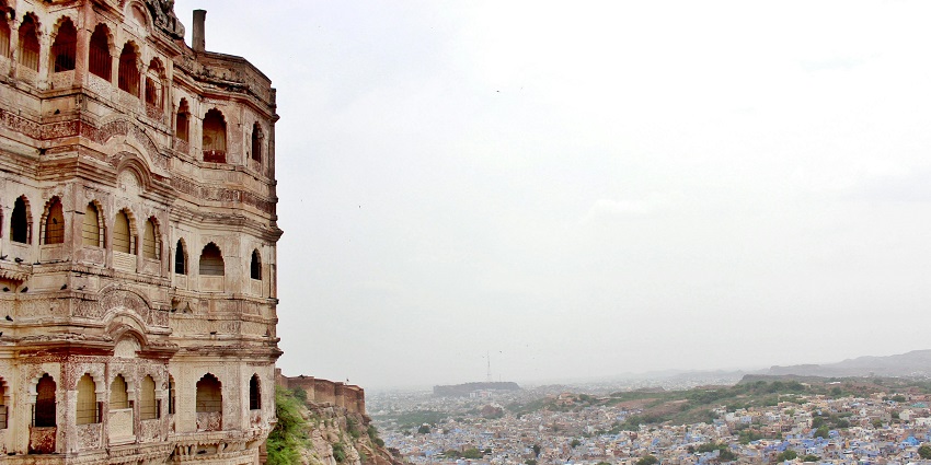 An image of the historic Bandhavgarh Fort surrounded by the scenic views.