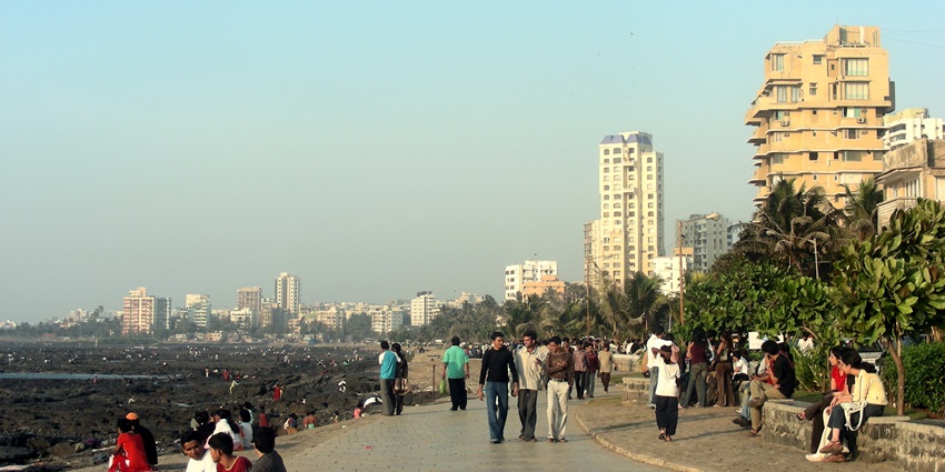 An image of a coastal walkway with the Bandra-Worli Sea Link and stunning views.
