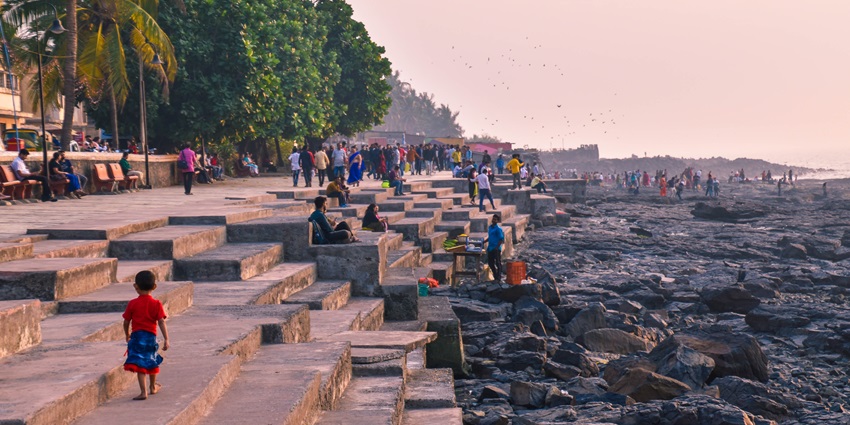 Bandra Bandstand is one of the fantastic spots offering stunning views of the Arabian Sea.