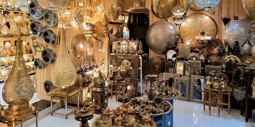 A view of the decorative home decor being sold at the home decor street of Mumbai.