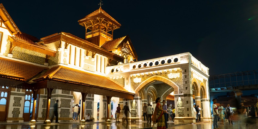 Image of Bandra Railway station - one of the places to visit in Bandra at night
