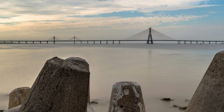 A photo of the Bandra-Worli Sea Link, a stunning cable-stayed bridge in Mumbai.