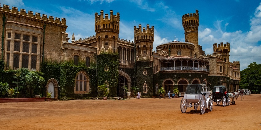Bangalore Palace features Tudor-style architecture and beautiful gardens for all.