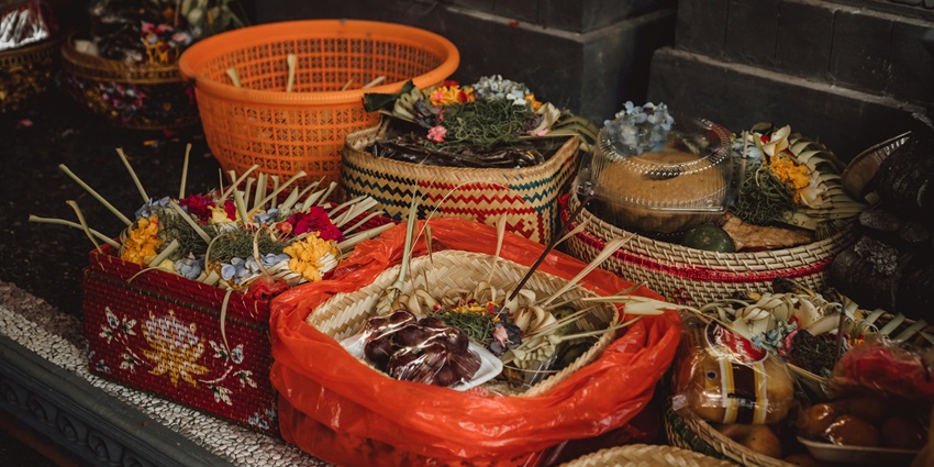 Bangaram Island Souvenir Shops offer unique items like handcrafted jewelry, and shell artifacts.
